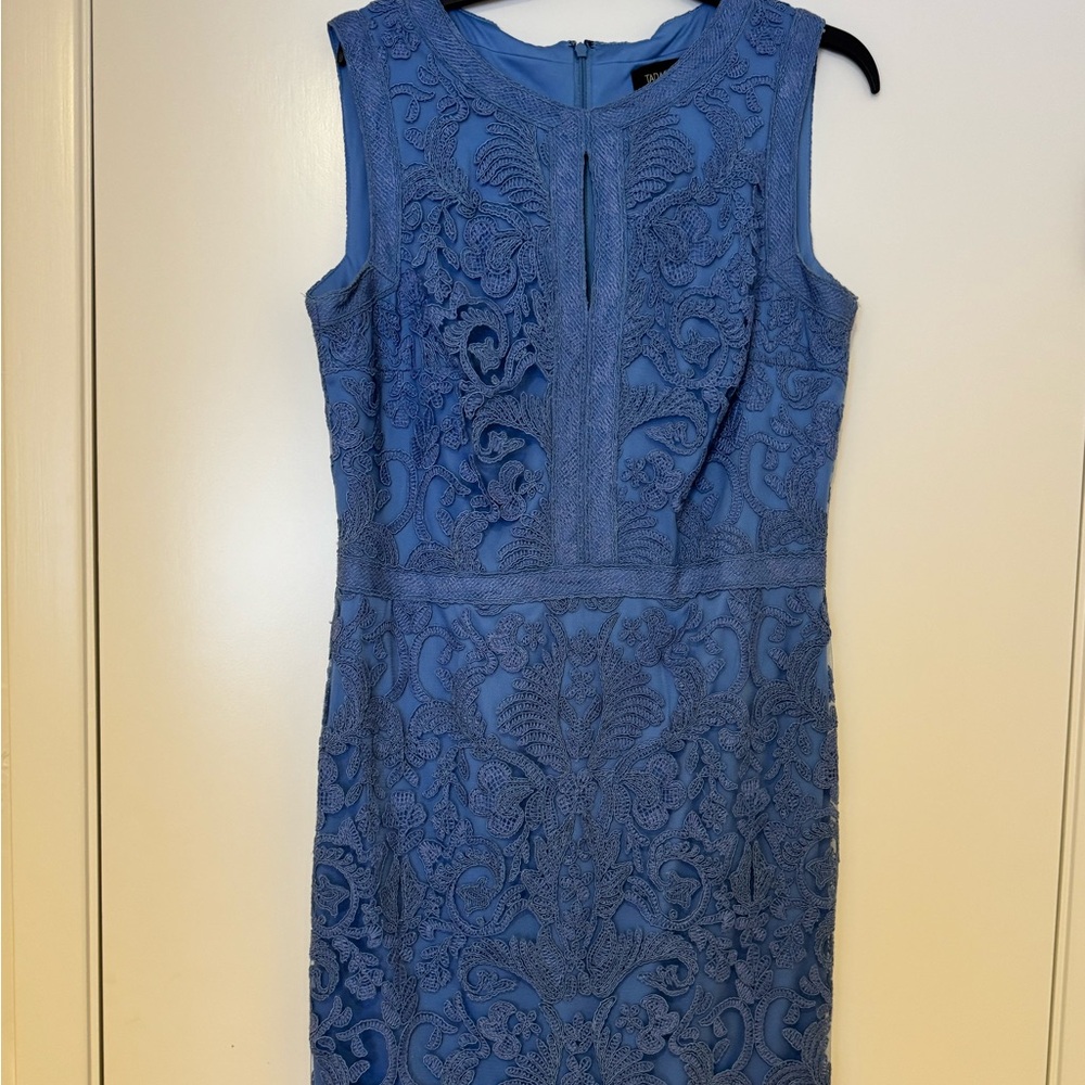 Sleeveless Floral Lace Sheath Dress in Blue